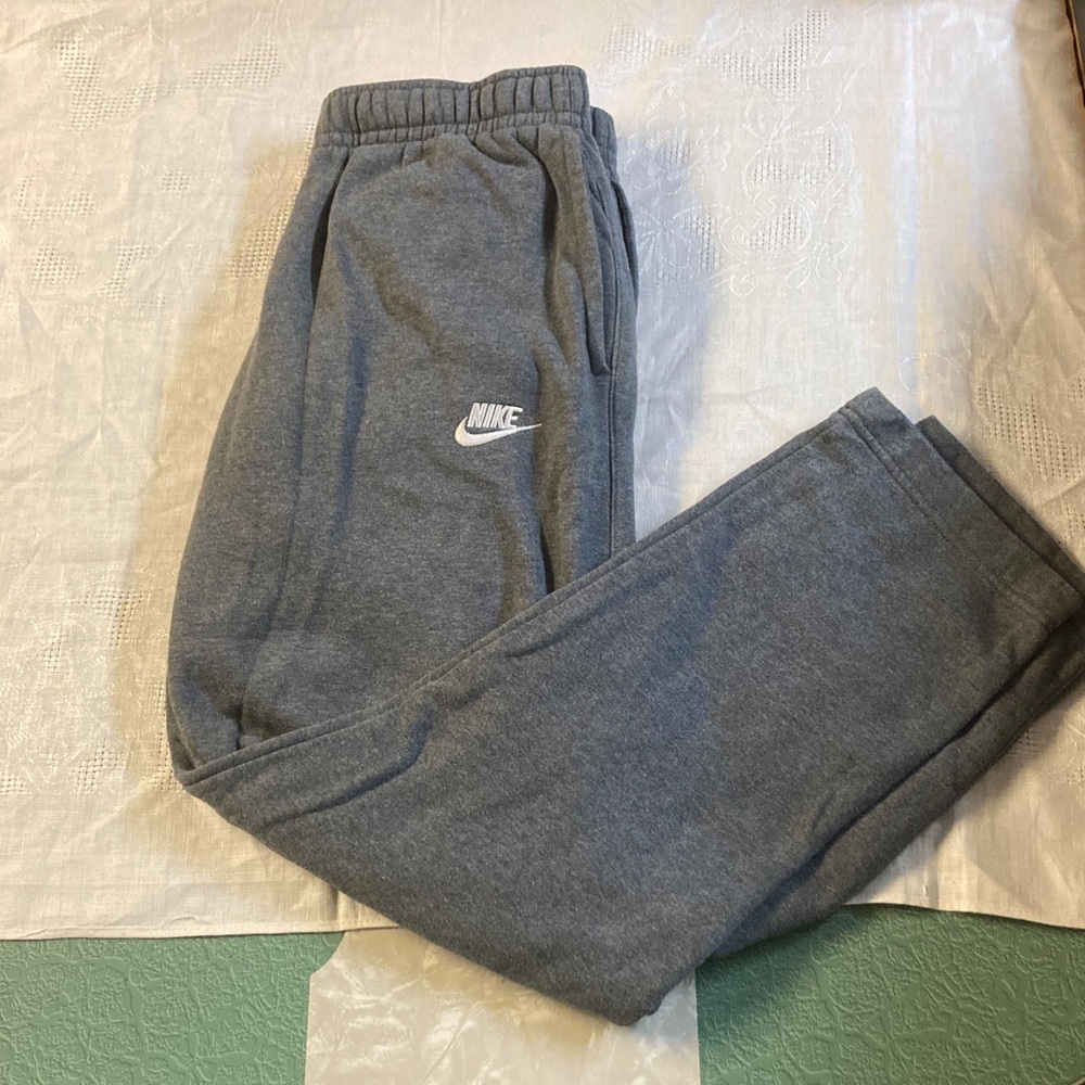 Gray Nike Sweatpants With Back Pocket. Size Medium.